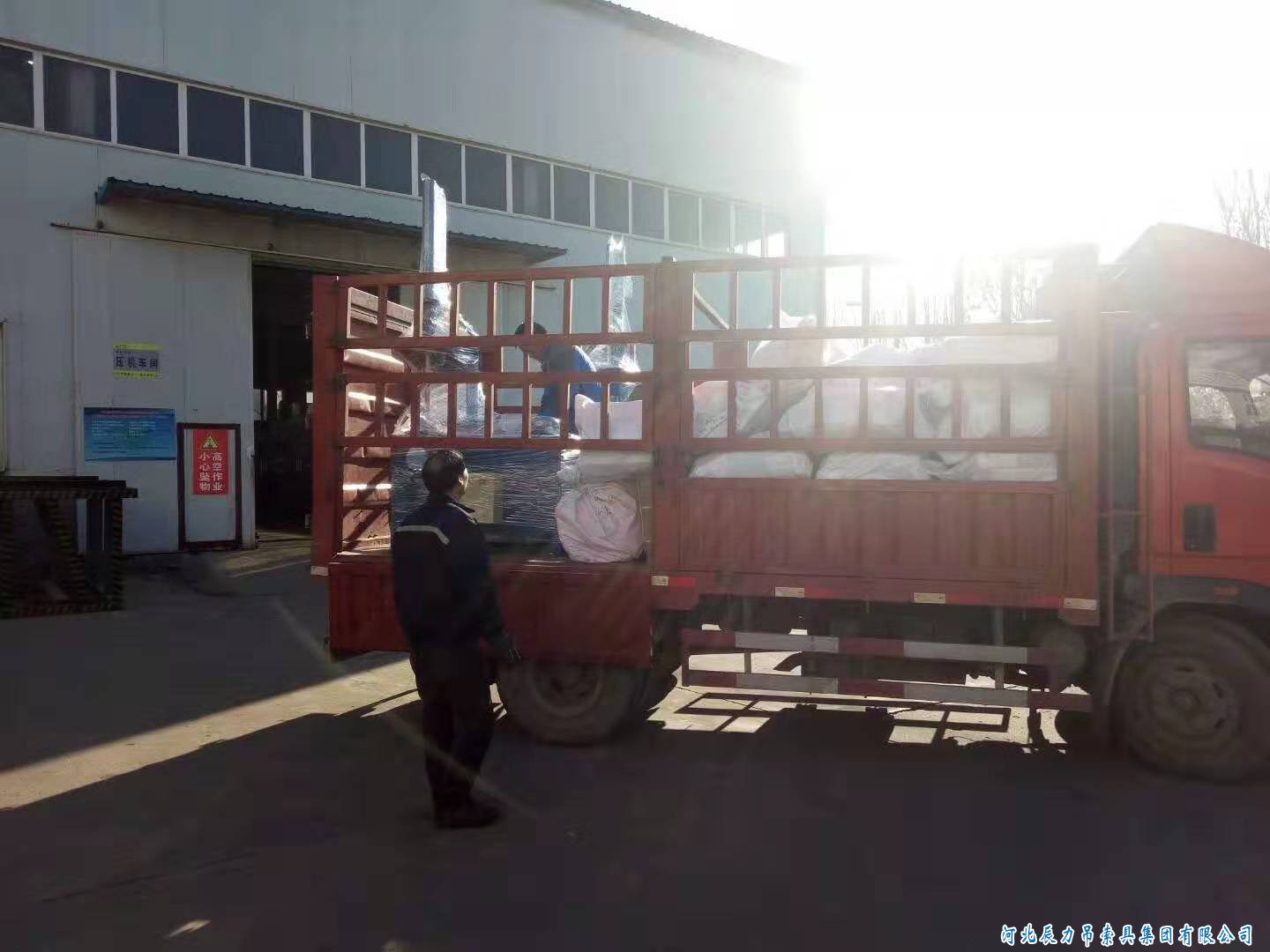 兩臺(tái)辰力32型鋼絲繩插套機(jī)發(fā)貨！